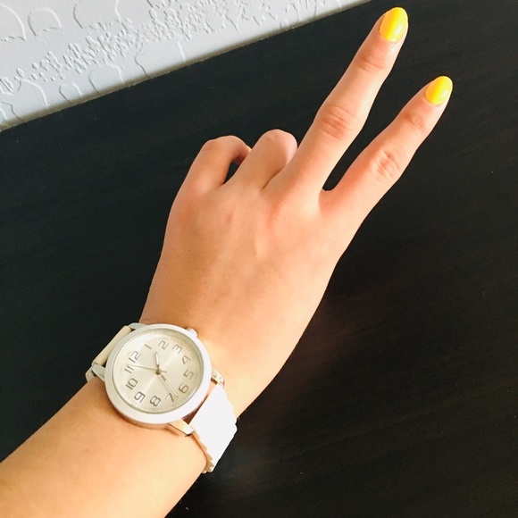 Beautiful white wristwatch adjustable one size - Picture 6 of 6